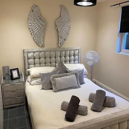 Flat 3 Meadow View Cozy Getaway Apartment Hurst ภายนอก รูปภาพ