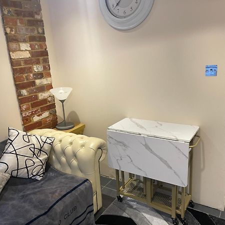 Flat 3 Meadow View Cozy Getaway Apartment Hurst ภายนอก รูปภาพ